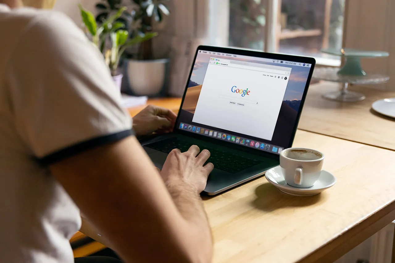 使用者在筆電上開啟 Google 搜尋頁面